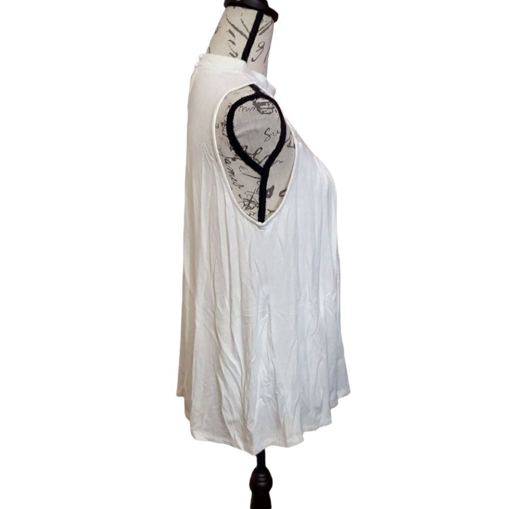 Everleigh Ladies Sz M Ivory Crochet Detail High Neck Sleeveless Blouse - Picture 3 of 8
